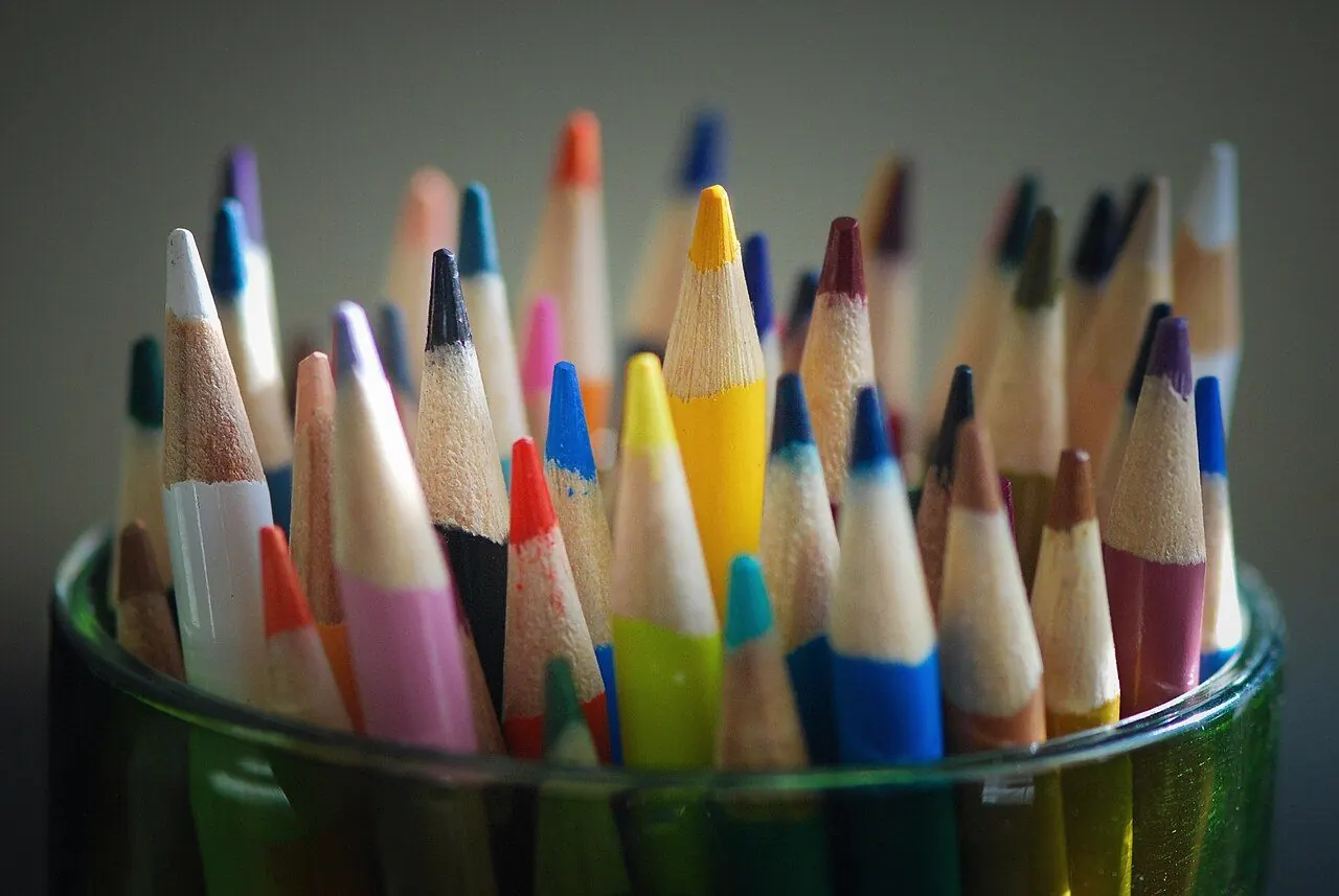 Lápices de colores en un bote de cristal